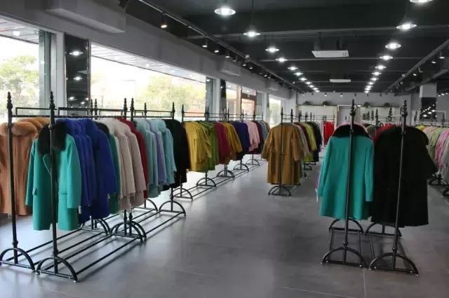 反季大促風(fēng)暴來襲！南通XX服裝工廠店價(jià)格擊穿底線，全城搶購(gòu)熱潮一觸即發(fā)！