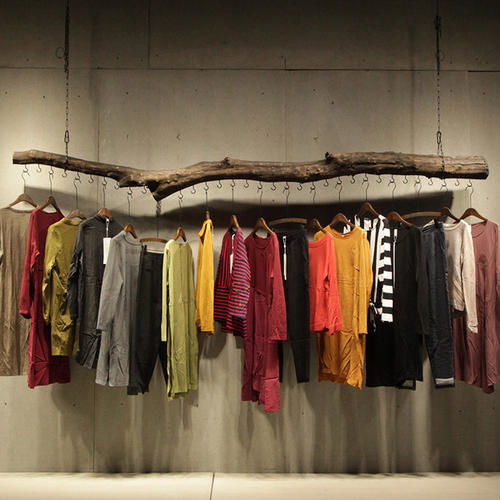 女裝貨架上的時(shí)尚藝術(shù) 陳列與服飾的完美融合